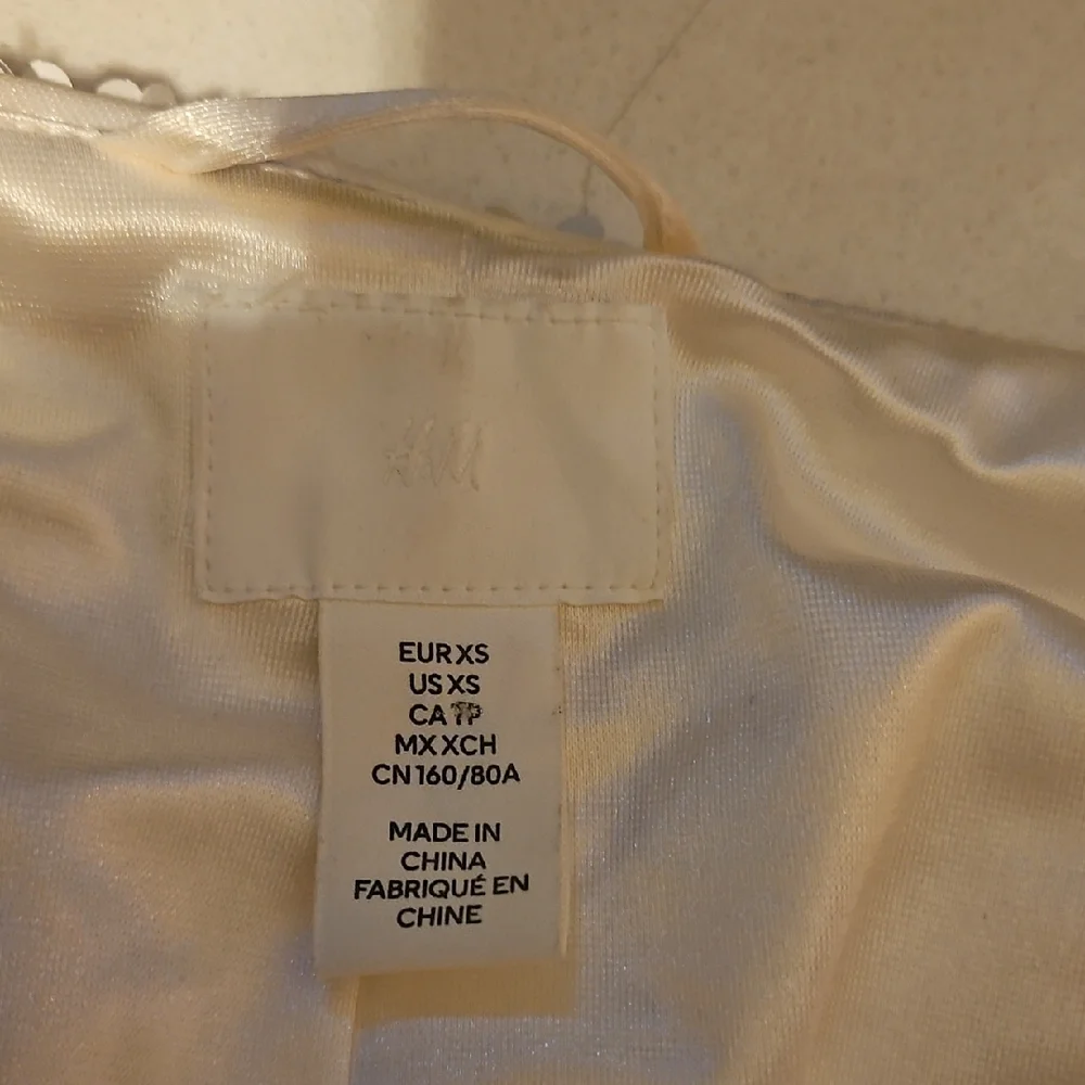 H&M White Sequin Cropped Jacket with Black Ribbon Bows - Picture 5 of 6